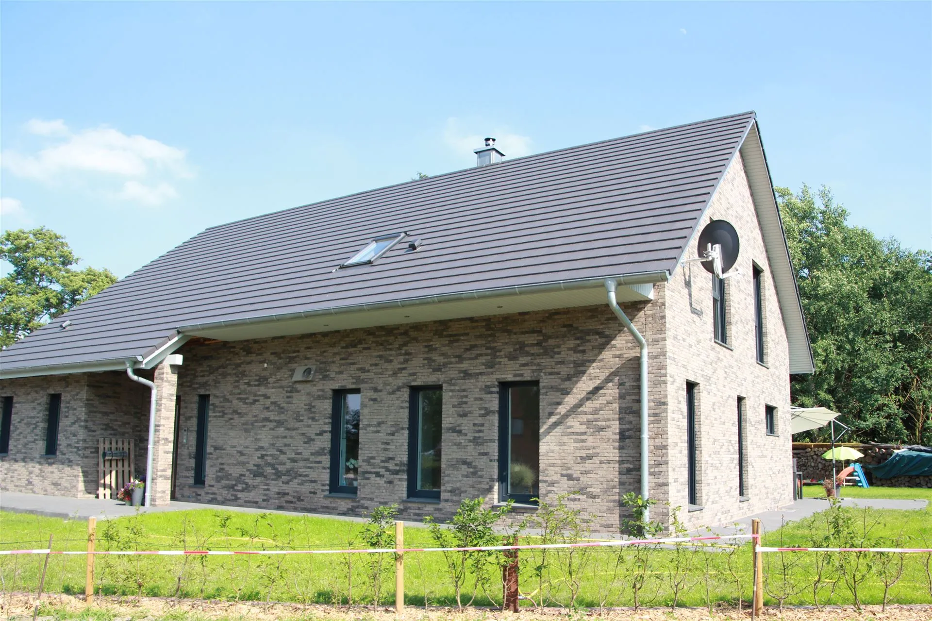 Neubau Holzrahmenbauweise mit hinterlüfteter Verblendfassade - Bild 1