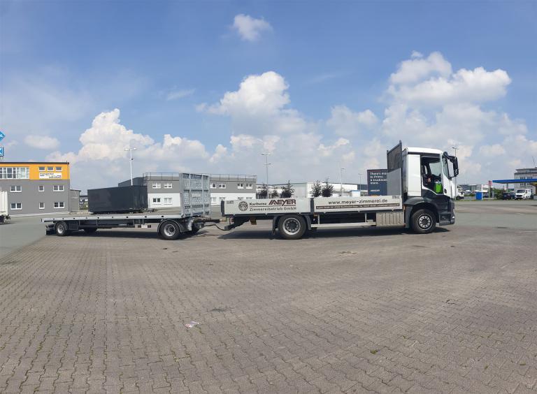 Neuer LKW und Anhänger